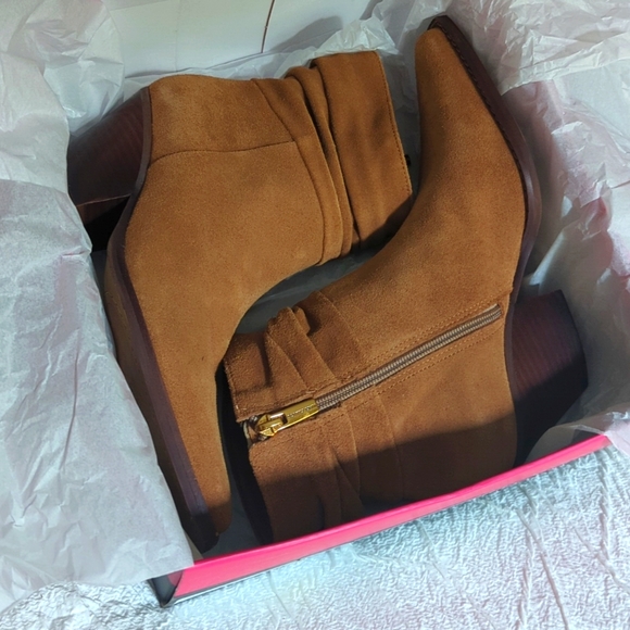 NWT Vince Camuto Woman NERLINJI Pointed Toe Bootie, Light Cognac Verona, 6.5M - Picture 2 of 7
